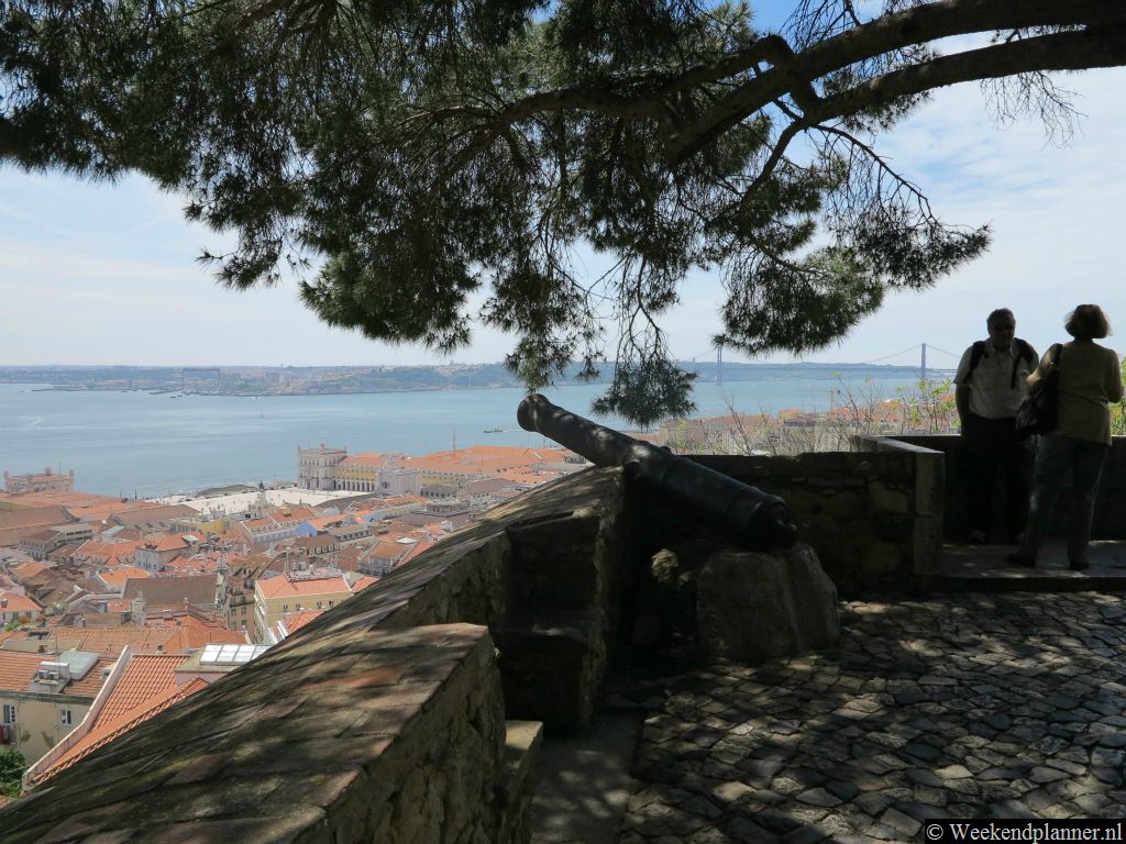 Ook bij het kasteel heb je een mooi uitzicht op Lissabon. Hier op de foto zie je links o.a. het plein Praça do Comércio. Tip: Plaatsen met een mooi uitzicht over Lissabon.